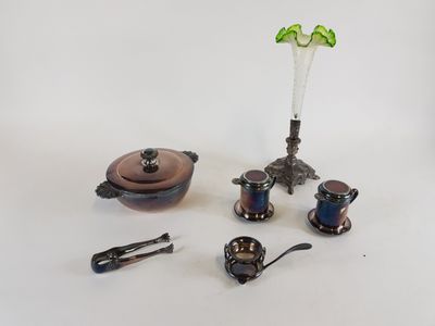 un grand nombre d'objets posés sur une table