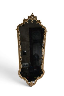 une image d'un miroir avec un cadre doré sur un fond blanc