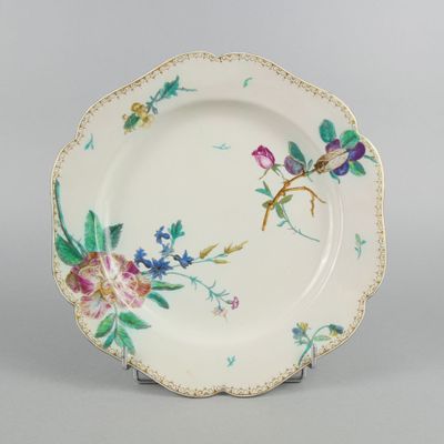 une image représentant une assiette sur laquelle sont peints des fleurs et des oiseaux