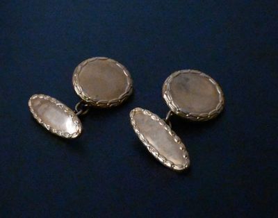 trois boutons de manchette plaqués argent sur fond bleu