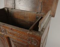 Petit coffre de style Henri II en chêne, la façade à décor d… (photo 6)