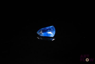 un diamant bleu dans l'obscurité