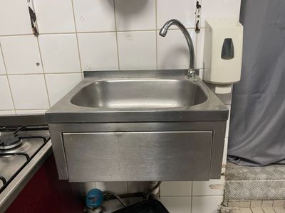 Lave-main inox commande au genou. - Photo 1