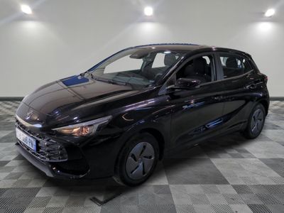 une voiture noire garée sur le sol en damier d'un garage