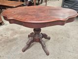 une table sur laquelle est posé un plateau en bois
