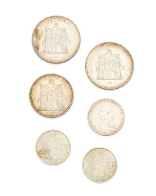 six types de pièces différents sur une surface blanche