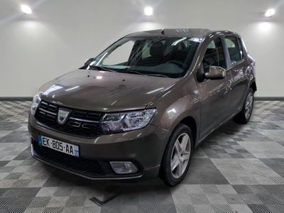 la photo d'une voiture grise garée dans un garage