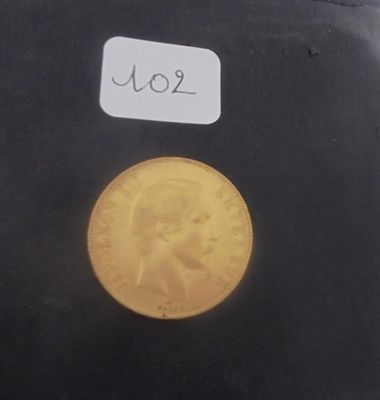 une pièce d'or avec l'image d'une femme dessus