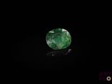 une pierre vert émeraude sur un fond noir