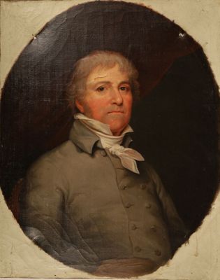 portrait d'un homme vêtu d'un manteau gris et d'une chemise à col blanc