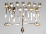 de nombreuses cuillères et cuillères à soupe disposées sur la table