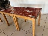 une petite table sur laquelle est posé un ventilateur