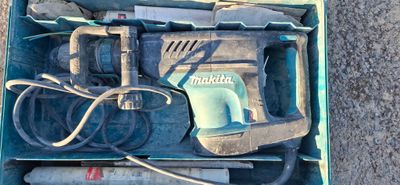 une boîte contenant des outils, posée sur le sol