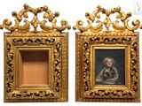 deux tableaux représentant une femme et un enfant, dans un cadre doré