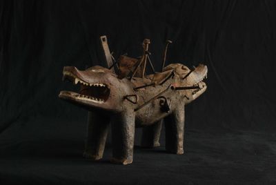 une image représentant une sculpture en bois d'un chien et d'un homme à cheval