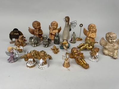 un grand nombre de figurines posées sur une table
