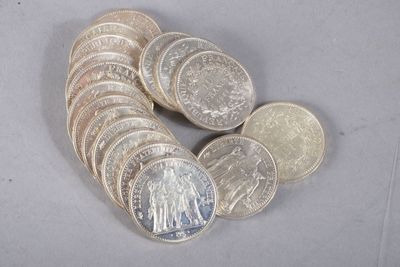 une pile de pièces de monnaie posée sur une table