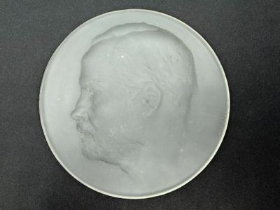 R.LALIQUE Médaillon en verre sablé représentant le profil de…