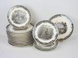 plusieurs assiettes empilées sur une table