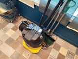 un aspirateur posé par terre près d'une fenêtre