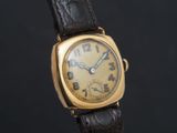 une photo d'une montre-bracelet plaquée or avec un bracelet en cuir marron