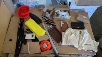 une table sur laquelle se trouvent beaucoup d'objets