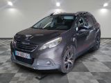 la voiture grise est garée sur un sol en damier dans le garage