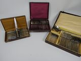 trois types d'argenterie différents dans un coffret