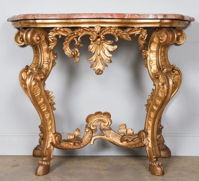 Importante console en bois et stuc doré à décor de feuilles …