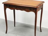 une vieille table en bois surmontée d'un tiroir