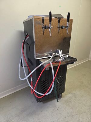 une machine posée sur une table