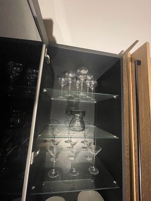 une vitrine contenant des verres à vin, dans une pièce