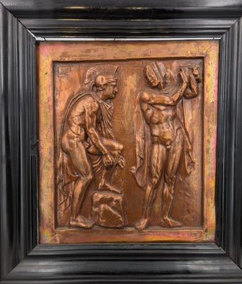 un relief en bronze représentant un homme et une femme, dans un cadre en bois