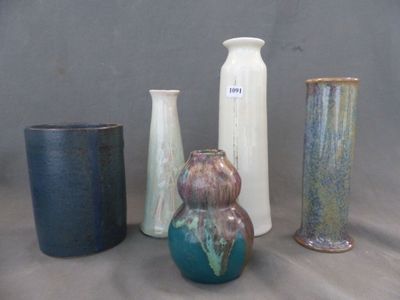 quatre vases posés les uns à côté des autres sur une table