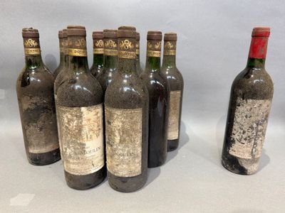plusieurs bouteilles de vin sont alignées sur une table