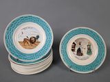 plusieurs assiettes bleues et blanches sur lesquelles figurent l'image d'un homme et d'une femme