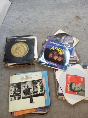 Environ 70 vinyles de divers artistes dont Abba, Bruce Sprin… - Photo 1