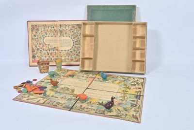 un jeu de société installé sur une table, avec un cadre photo