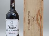 une bouteille de vin posée à côté d'une caisse en bois