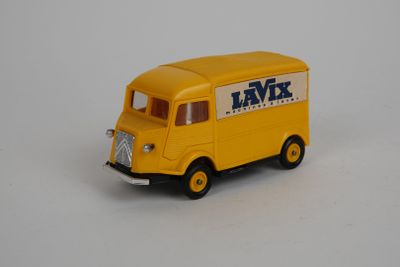 camionnette jaune sur une surface blanche, avec un fond blanc