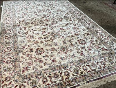 une photo d'un grand tapis oriental posé au sol