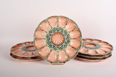 trois assiettes ornées d'un motif floral sont empilées les unes sur les autres