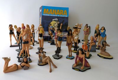 de nombreuses figurines représentant des femmes en maillot de bain sur un fond blanc