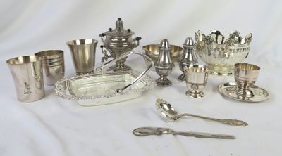 beaucoup d'objets en argent posés sur une table