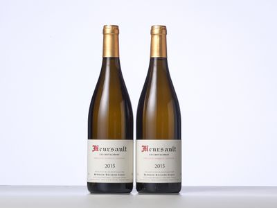deux bouteilles de vin posées sur une table l'une à côté de l'autre