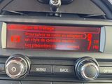 un écran numérique situé au centre du tableau de bord d'une voiture