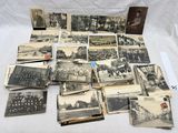 un assortiment de vieilles photographies en noir et blanc représentant des hommes et des femmes