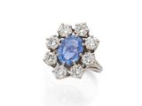 une bague à grappes de saphirs et de diamants