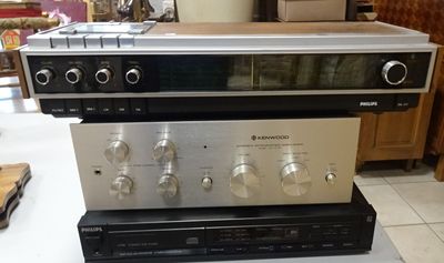 deux chaînes hi-fi posées l'une sur l'autre sur un plan de travail