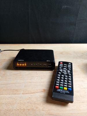 deux télécommandes posées sur une table à côté d'une télécommande
